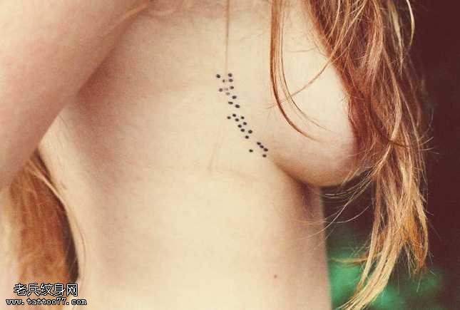 胸部小小的点纹身图案
