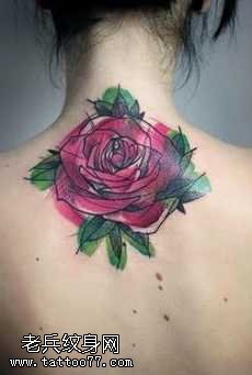 背部漂亮的玫瑰纹身图案