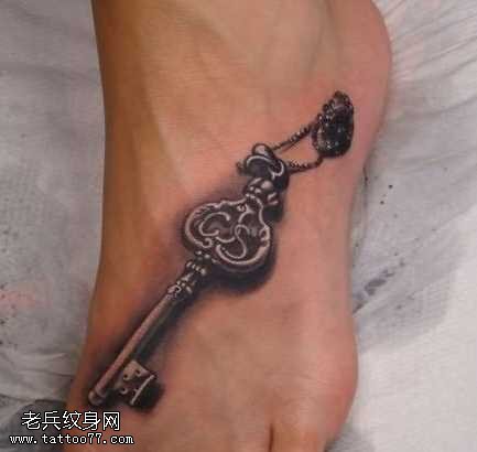 脚背逼真的钥匙纹身图案