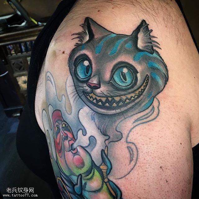 肩膀彩绘大眼猫纹身图案