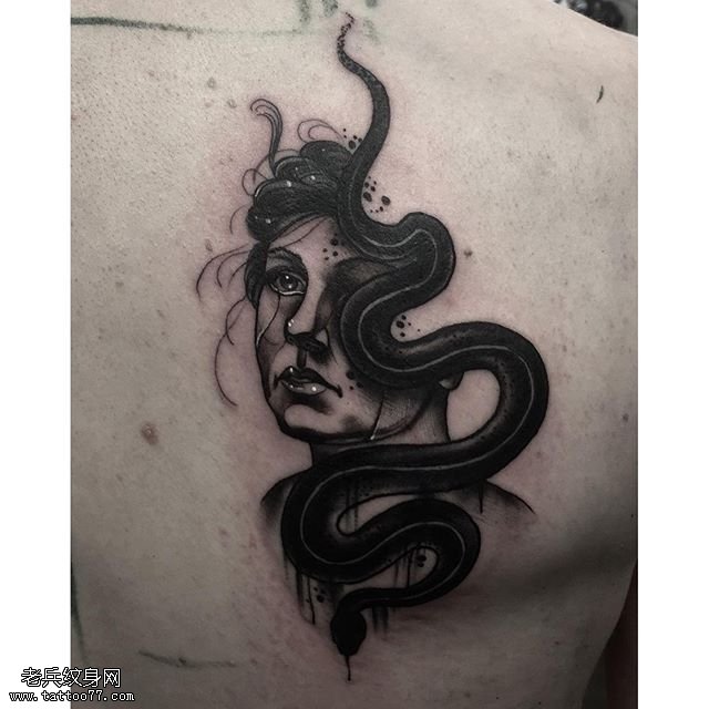 背部女人蛇纹身图案