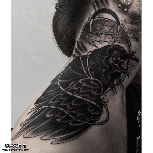 脖子上经典的乌鸦纹身图案