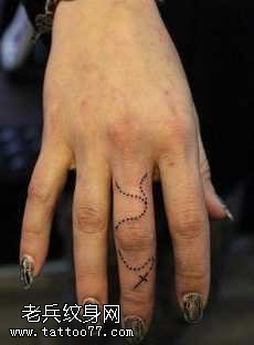 手指之十字架吊坠纹身图案