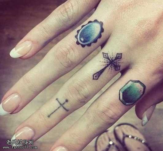 手指之十字架宝石纹身图案