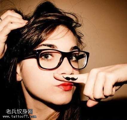 手指小胡子纹身图案