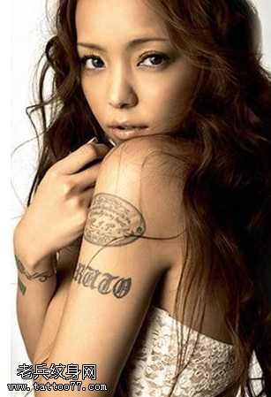 明星安室奈美惠手臂4处纹身图案