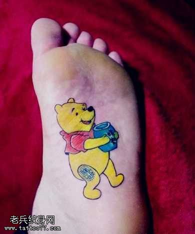 脚部彩色卡通泰迪熊可爱纹身图案
