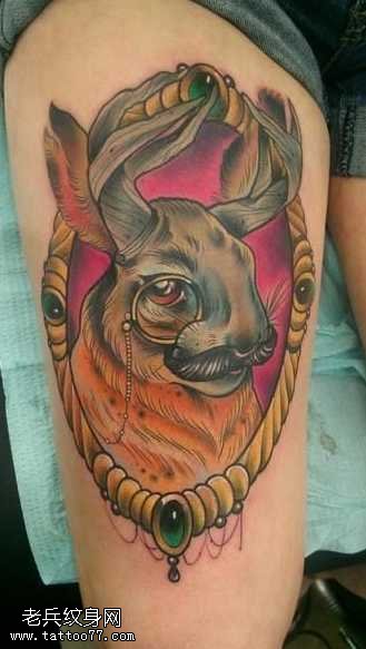 腿部带眼睛的兔子纹身图案