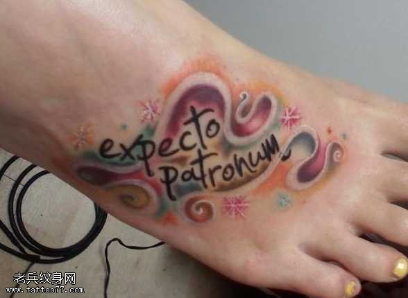 脚背时尚的英文字母纹身图案