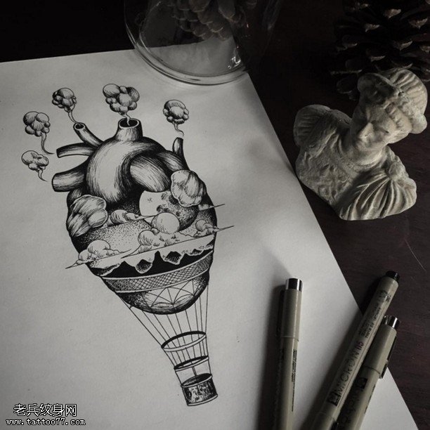 手稿冒烟的心脏纹身图案