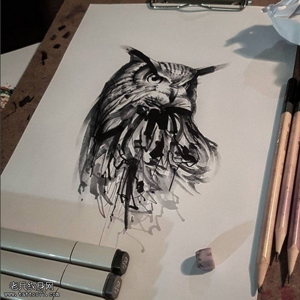 手稿水墨的猫头鹰纹身图案