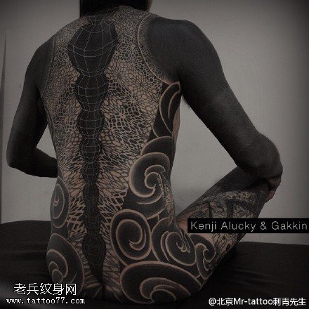 艺术黑灰衣服纹身图案