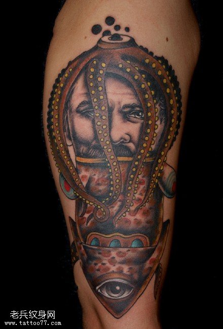 肩膀的章鱼人头纹身图案