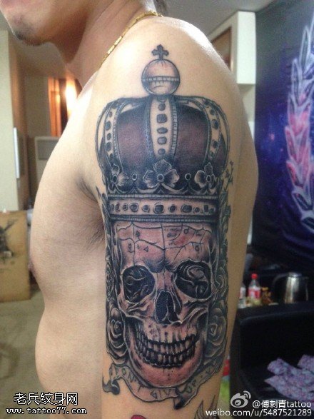 肩膀大骷髅皇冠纹身图案