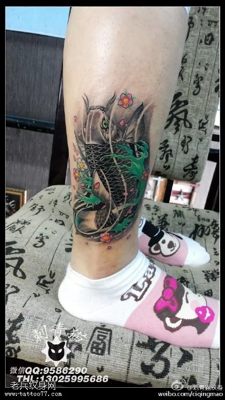 小腿上的锦鲤樱花纹身图案