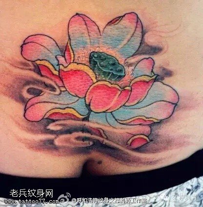 臀部的莲花纹身图案