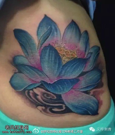 臀部紫色莲花纹身图案