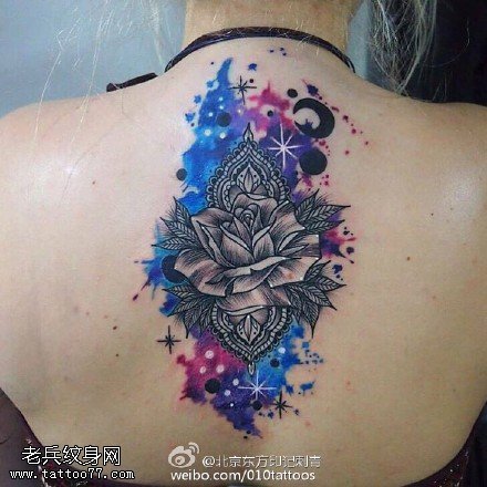 背部水彩的玫瑰纹身图案