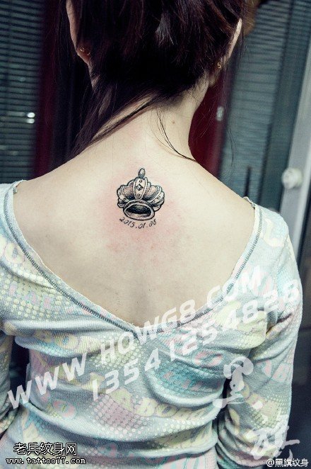 背部经典的小皇冠纹身图案