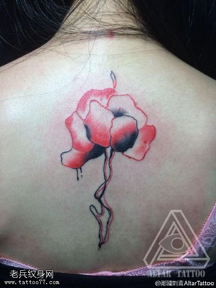 背部的水彩花卉纹身图案