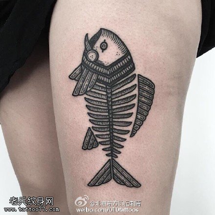 腿部的鱼骨纹身图案