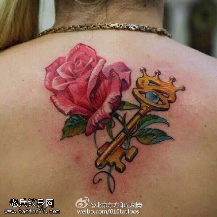 背部的玫瑰钥匙纹身图案