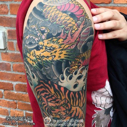 肩膀的龙纹身图案