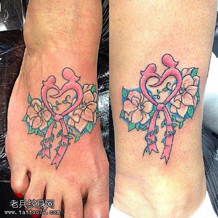 脚腕上的蝴蝶结花纹身图案