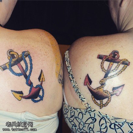 肩膀彩绘船锚纹身图案