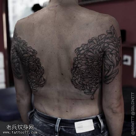 背部的大菊花纹身图案