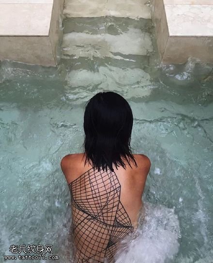 背部点刺几何线条纹身图案