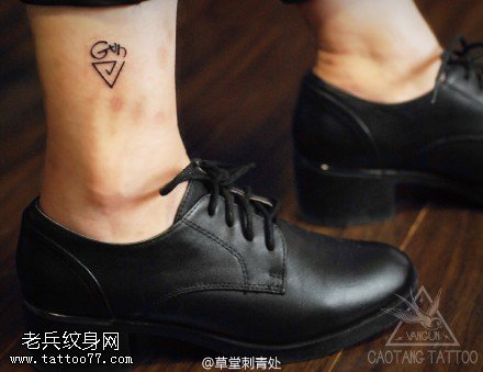 脚腕上的三角线条纹身图案