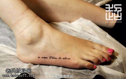 脚部的小字符纹身图案