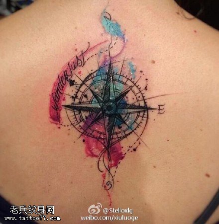 背部水彩的指南针纹身图案