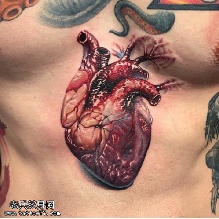 胸前逼真的器官纹身图案