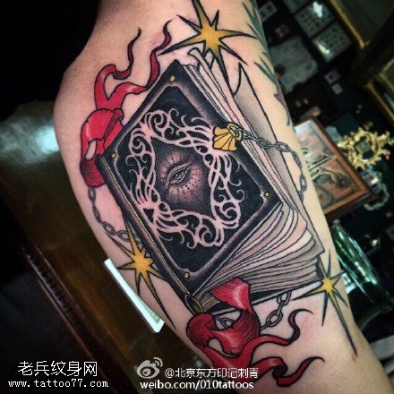 肩膀经典的书纹身图案