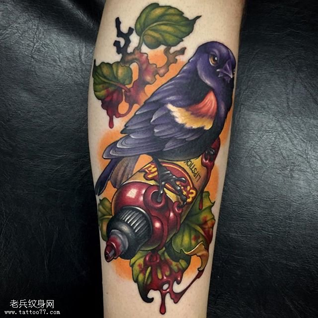 小腿彩绘的乌鸦纹身图案