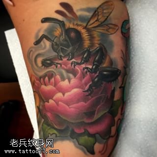 腿部的小蜜蜂纹身图案
