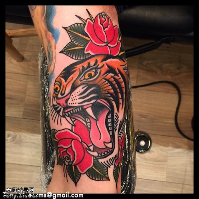 小腿的老虎玫瑰纹身图案