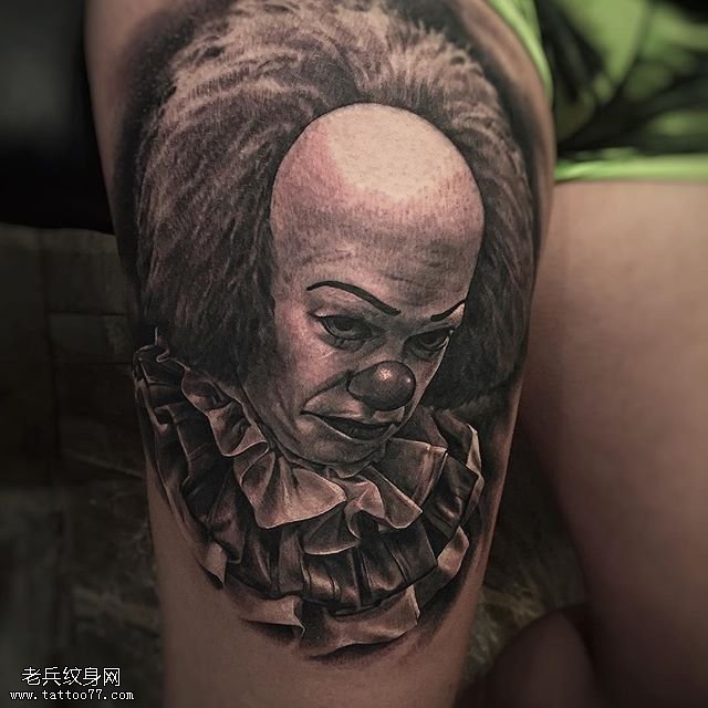 大腿的小丑纹身图案