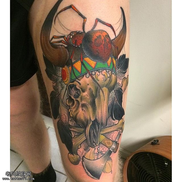 大腿彩绘的牛骷髅纹身图案