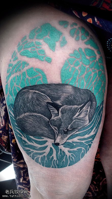 大腿的线条狐狸纹身图案
