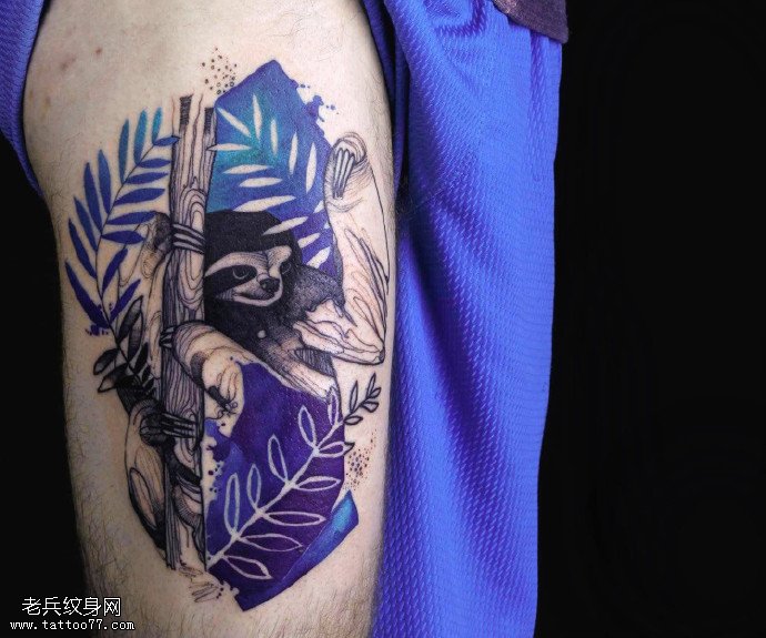 大腿彩绘浣熊纹身图案