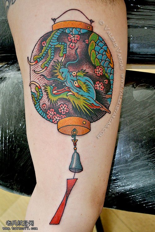 大腿龙灯笼纹身图案