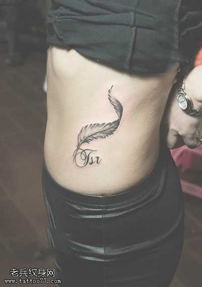 腰部小清新羽毛纹身图案