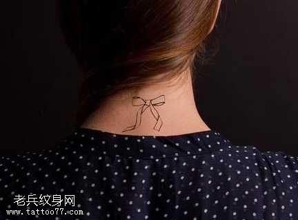 颈部小巧的蝴蝶结纹身图案