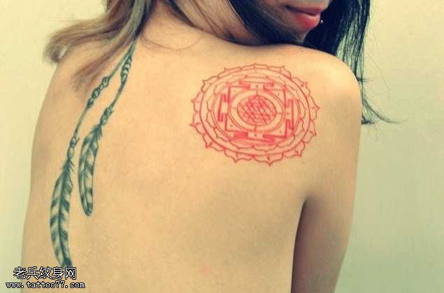 背部红色图腾纹身图案