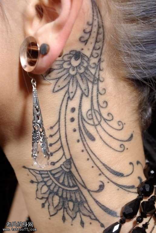 脖部上面一推藤蔓纹身图案