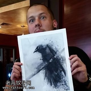 手臂水墨乌鸦纹身图案