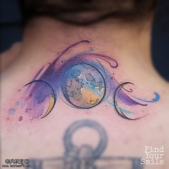 背部水彩地球仪纹身图案